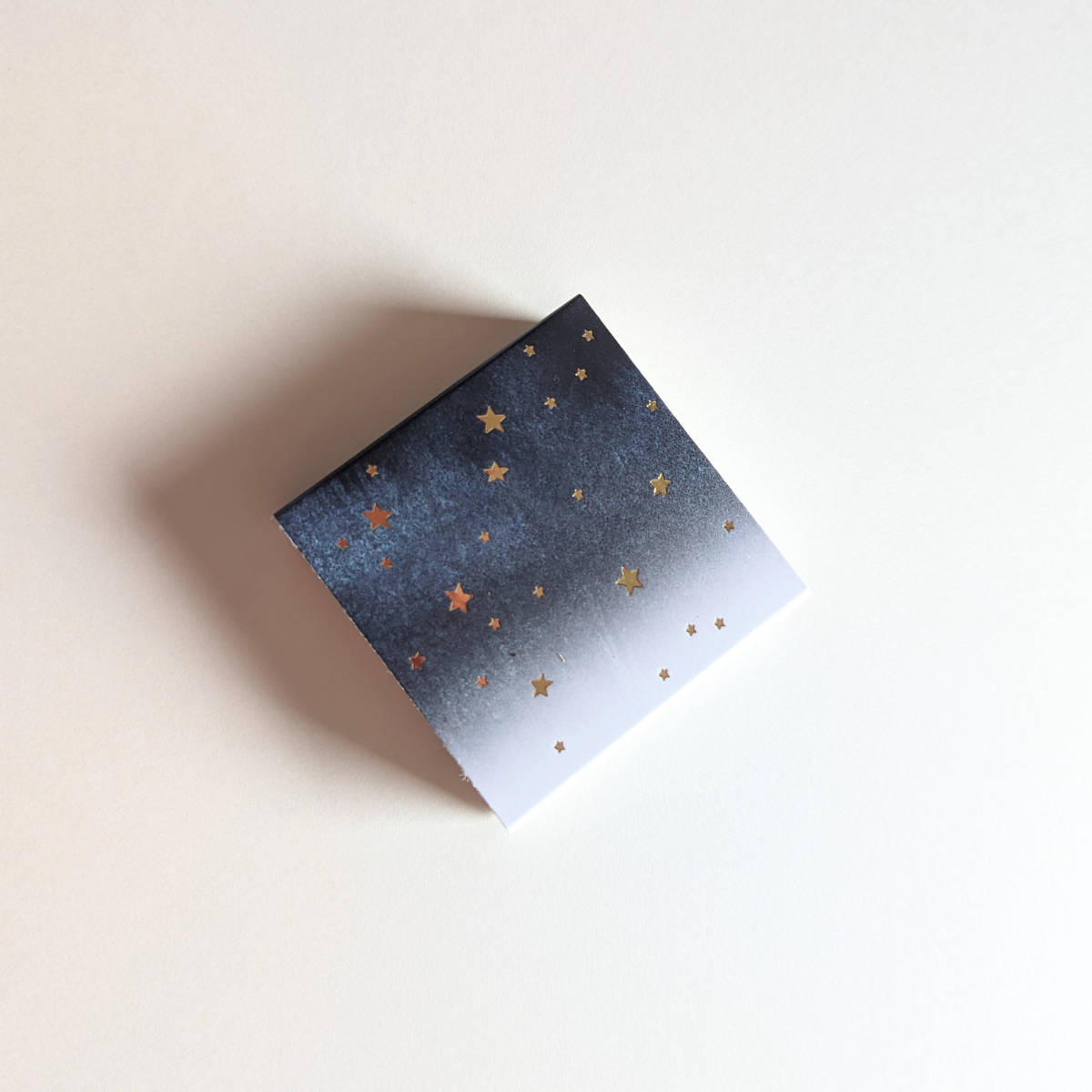 Conservez vos allumettes en toute élégance dans cette jolie boîte illustrée d'étoiles. Elle peut également servir de décoration à part entière.