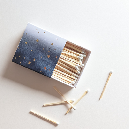 Conservez vos allumettes en toute élégance dans cette jolie boîte illustrée d'étoiles. Elle peut également servir de décoration à part entière.