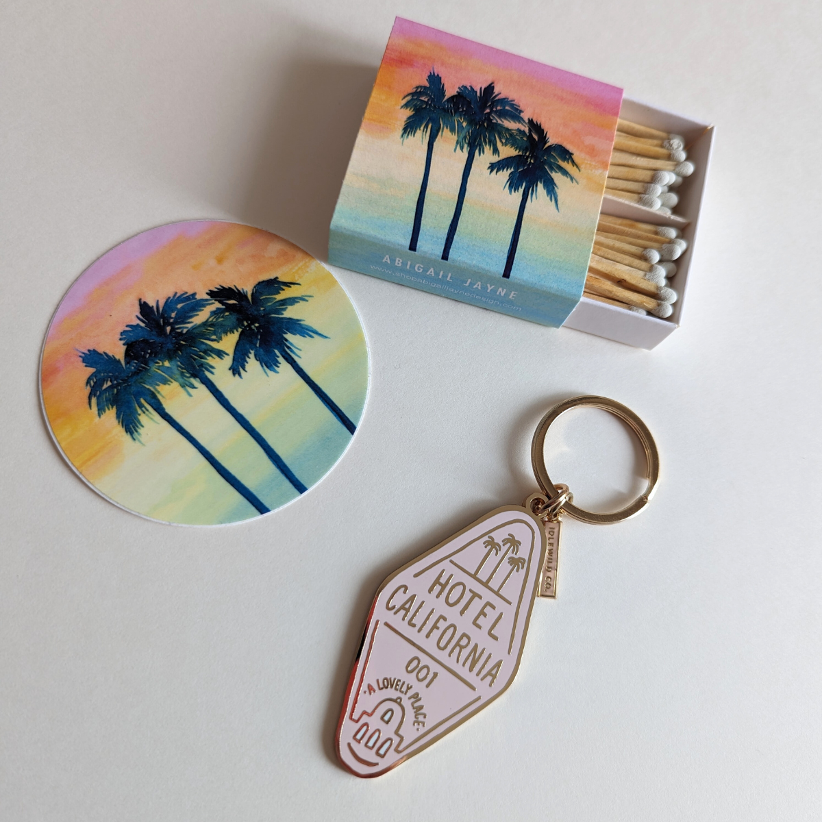 Pourquoi se contenter d’un modèle ordinaire quand vous pouvez posséder cette petite œuvre d'art ornée d'une illustration rappelant la douceur et la chaleur de Santa Monica au coucher du soleil ?