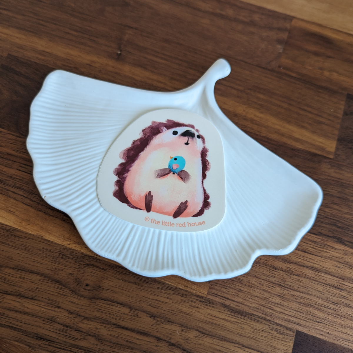 Un autocollant hérisson trop mignon pour décorer votre agenda, votre ordinateur portable, une gourde… Il égayera votre journée à chaque regard.