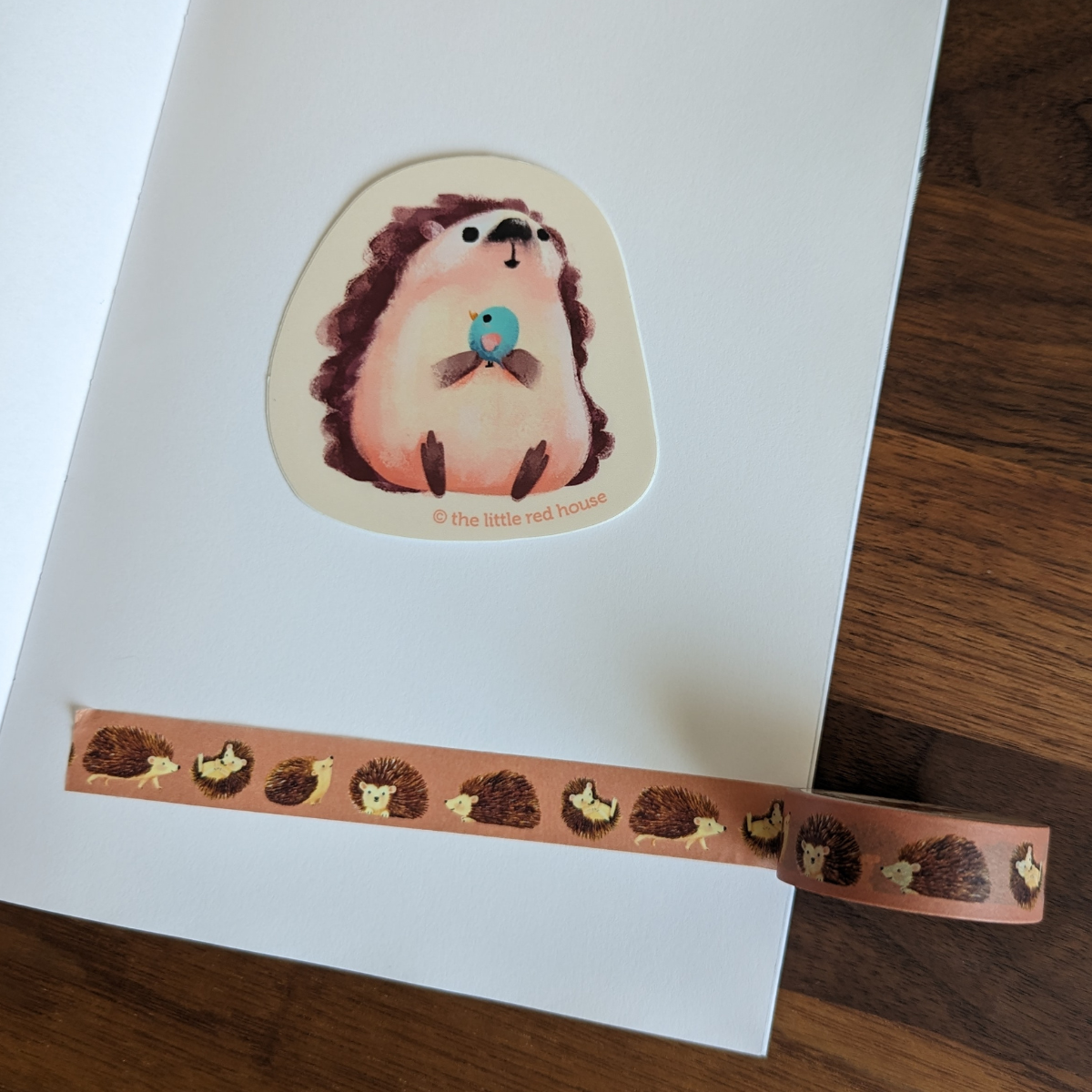 Un autocollant hérisson trop mignon pour décorer votre agenda, votre ordinateur portable, une gourde… Il égayera votre journée à chaque regard.