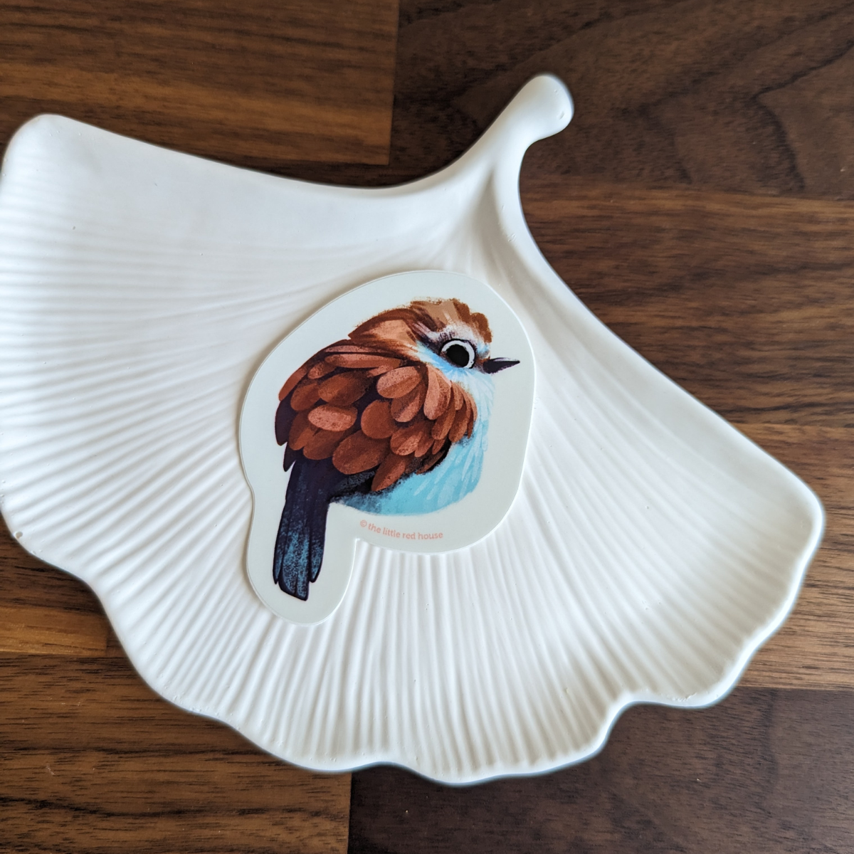 Un autocollant d'un petit moineau de toute beauté pour décorer votre agenda, votre ordinateur portable, une gourde… L'endroit que vous choisirez pour le coller lui tiendra chaud j'en suis sûr. Il rappelle la présence poétique de la faune dans votre vie quotidienne.