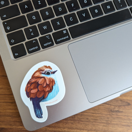 Un autocollant d'un petit moineau de toute beauté pour décorer votre agenda, votre ordinateur portable, une gourde… L'endroit que vous choisirez pour le coller lui tiendra chaud j'en suis sûr. Il rappelle la présence poétique de la faune dans votre vie quotidienne.