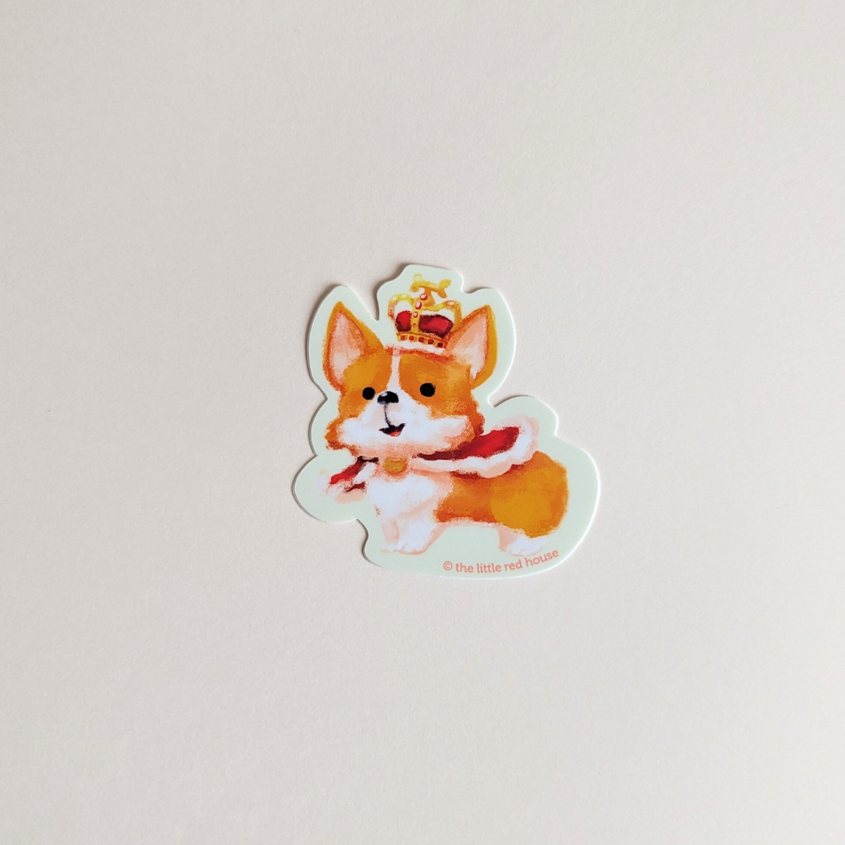 Un autocollant en Vinyle idéal pour les amoureux des corgis, les passionnés de la royauté et ceux qui apprécient une touche d'humour et de charme dans leur environnement.