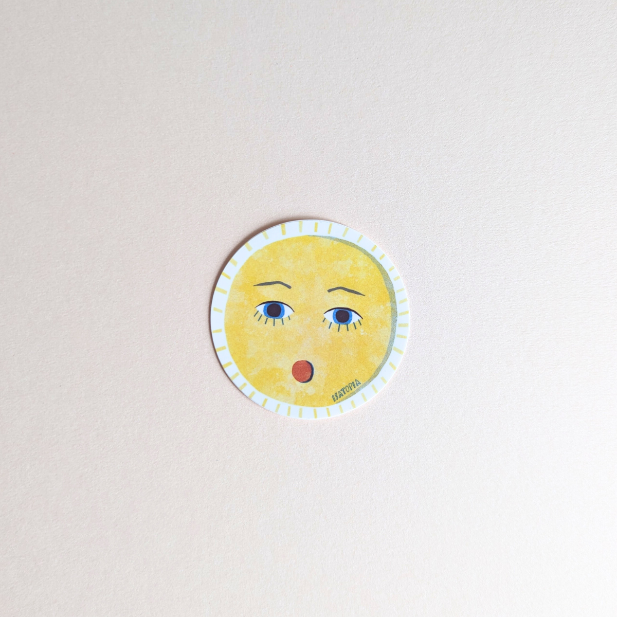 Ajoutez une note ensoleillée à vos affaires avec ce magnifique autocollant conçu en forme de soleil par Isabelle Gelot.