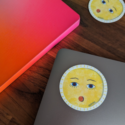 Ajoutez une note ensoleillée à vos affaires avec ce magnifique autocollant conçu en forme de soleil par Isabelle Gelot.