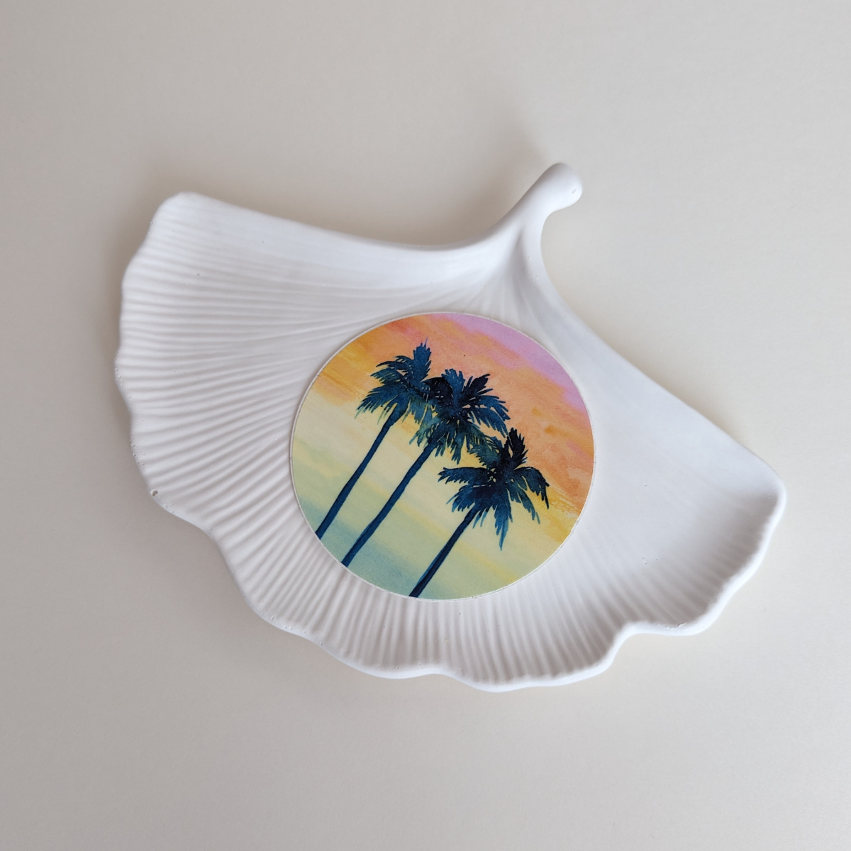 Fabriqué en vinyle de haute qualité, cet autocollant est résistant, durable et prêt à embellir de nombreuses surfaces : ordinateur portable, cahier, gourde, véhicule, et bien plus encore.