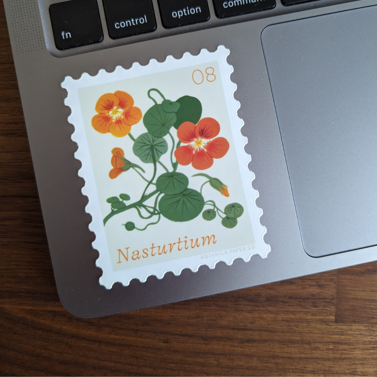 Autocollant en forme de timbre avec une illustration de capucines.