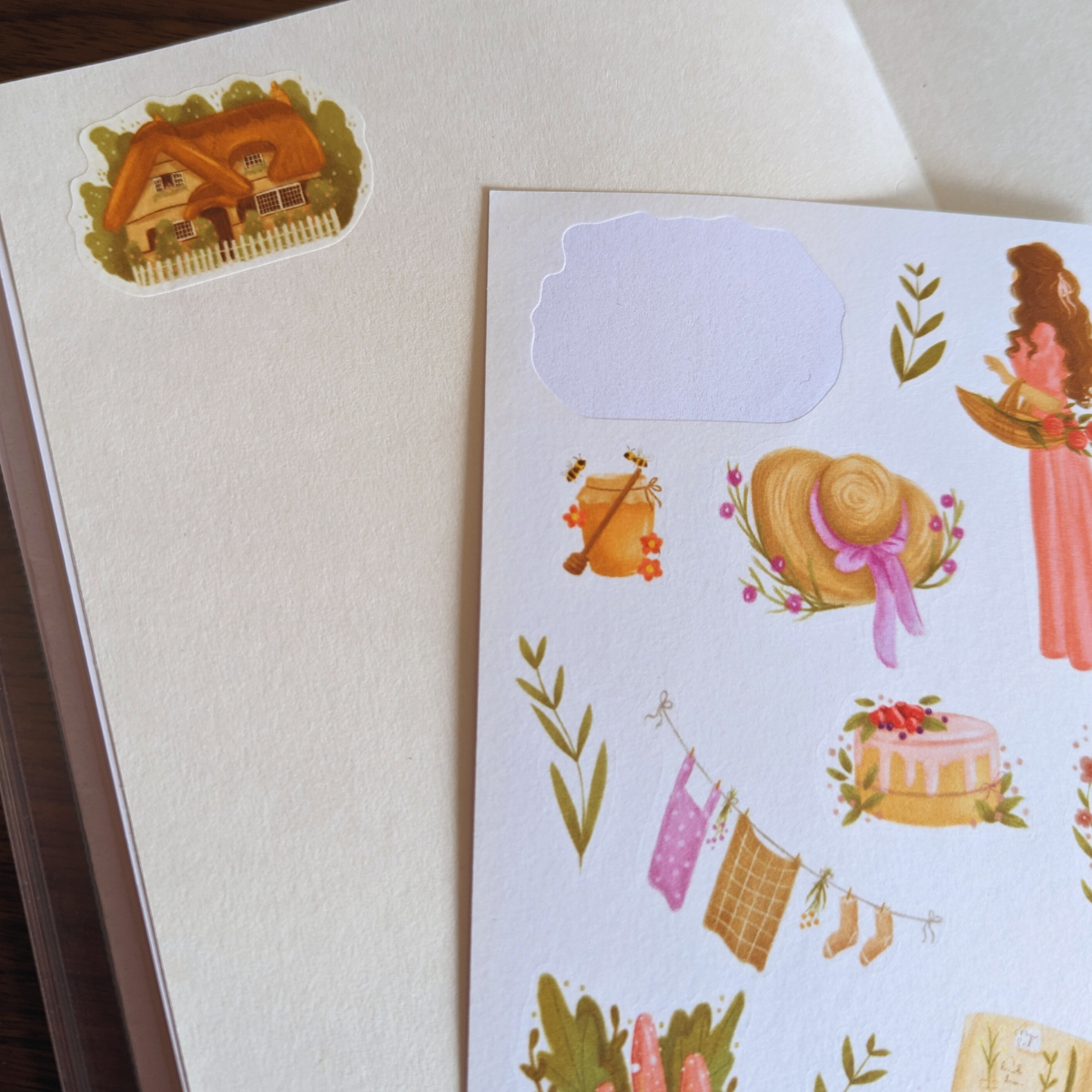 Inspirées par l'ambiance chaleureuse et accueillante des maisons de campagne, ces illustrations bucoliques rappellent la tranquillité de la vie à la campagne.