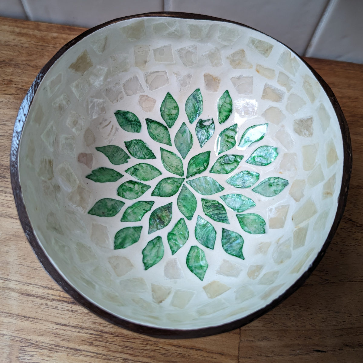 Bol Décoratif en Noix de Coco Incrustré de Nacre