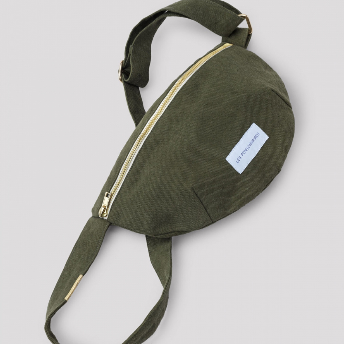 Le sac banane en coton bio est l'accessoire parfait pour garder vos affaires essentielles en sécurité tout en libérant vos mains. Vous pouvez les utiliser pour aller au travail, faire vos courses, ou pour une promenade en ville.