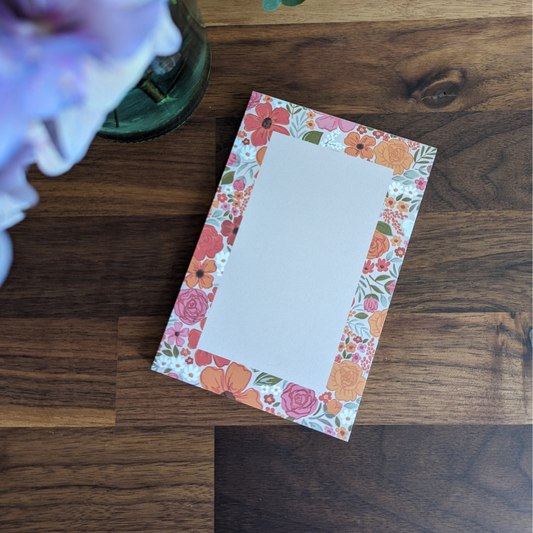 Ce bloc-notes est un ravissant accessoire, parfait pour noter rapidement vos pensées, idées et listes de tâches quotidiennes.