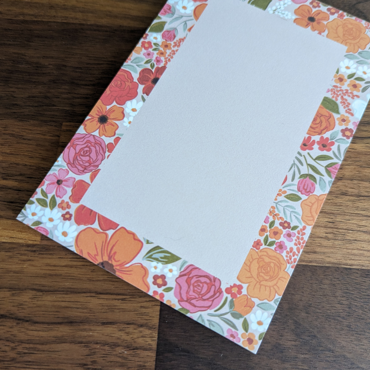 Ce bloc-notes est un ravissant accessoire, parfait pour noter rapidement vos pensées, idées et listes de tâches quotidiennes.