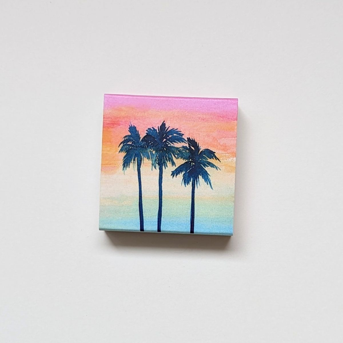La beauté se niche dans les moindres détails, et cette boîte d’allumettes en est une parfaite illustration.