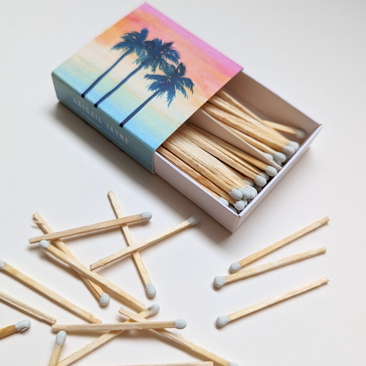 Les extrémités des allumettes sont d'un blanc immaculé, évoquant l'écume des vagues sur le sable des plages.
