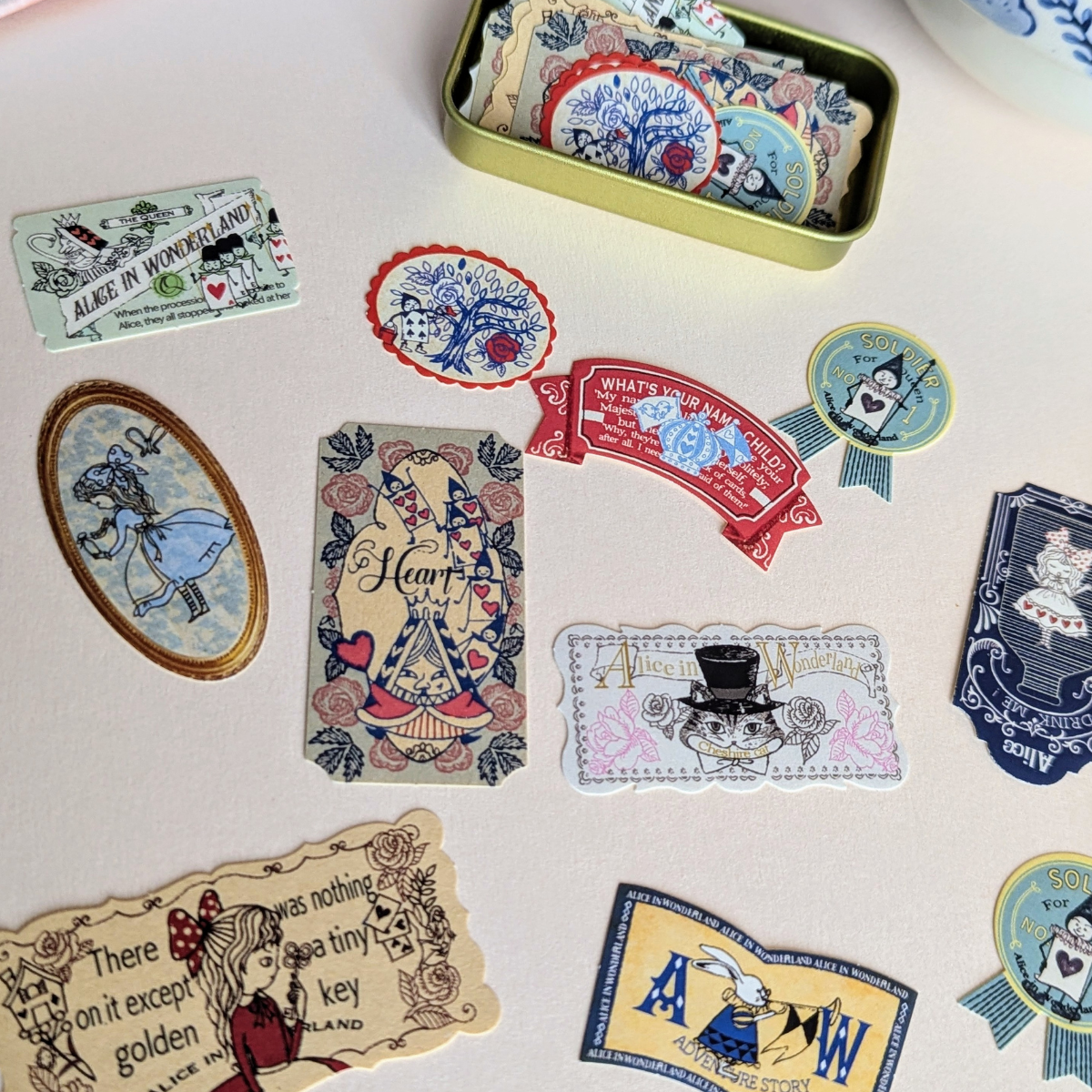 Shinzi Katoh – Alice au Pays des Merveilles Boîte de Stickers Reine de Coeur
