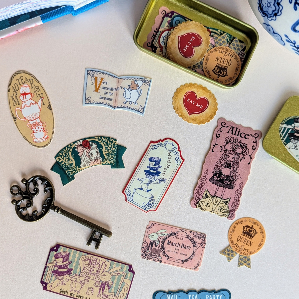 Shinzi Katoh – Alice au Pays des Merveilles Boîte de Stickers Tea Time