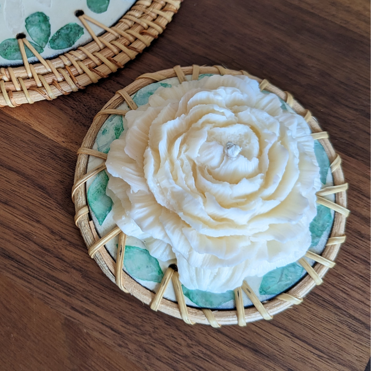 Fabriquée avec amour en France, cette bougie écologique est créée pour apporter une lueur chaleureuse à votre chez-vous.