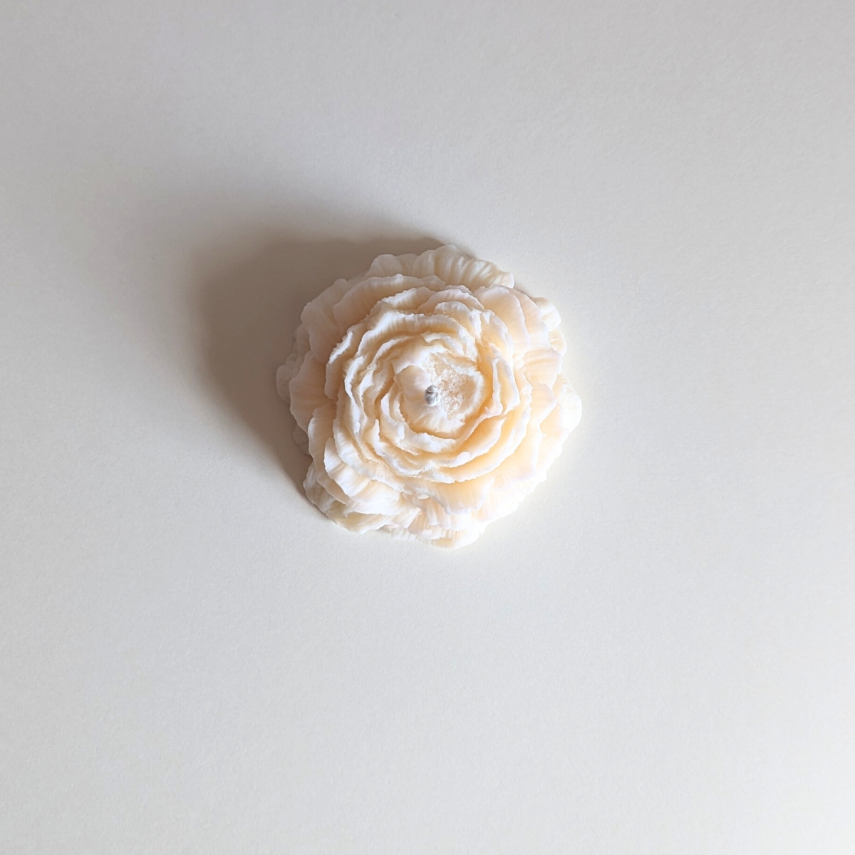 Fabriquée avec amour en France, cette bougie écologique est créée pour apporter une lueur chaleureuse à votre chez-vous.