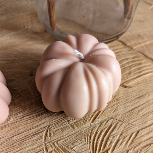 Les bougies en forme de citrouille apportent une ambiance chaleureuse et festive à votre maison pendant la saison d'automne et Halloween.