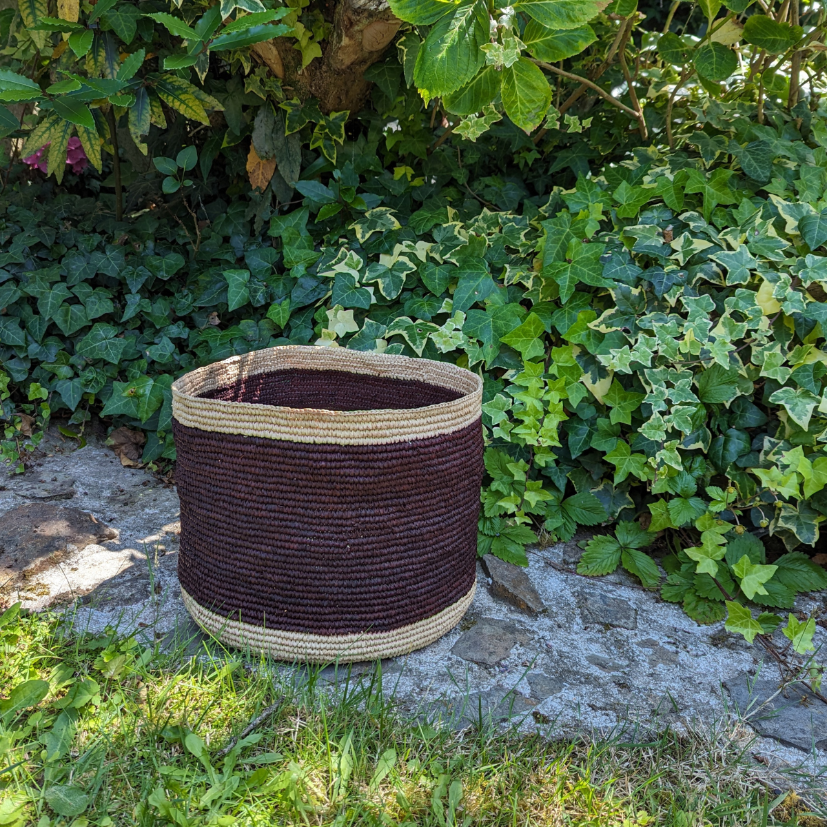 Grâce au savoir-faire et à la créativité des artisans malgaches qui l'ont réalisé, ce panier est bien plus qu'un simple contenant, c'est une pièce unique et précieuse qui apporte une touche artisanale et naturelle à votre intérieur.