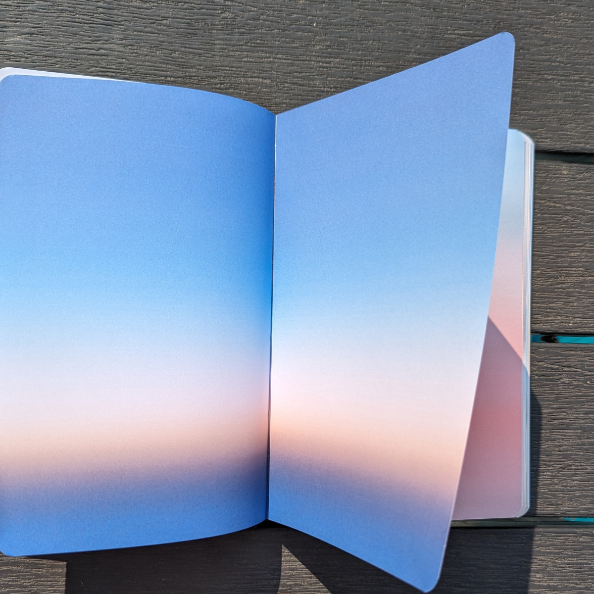 Les pages blanches d’un cahier, parfois intimidantes, ont été transformées en paysages colorés.