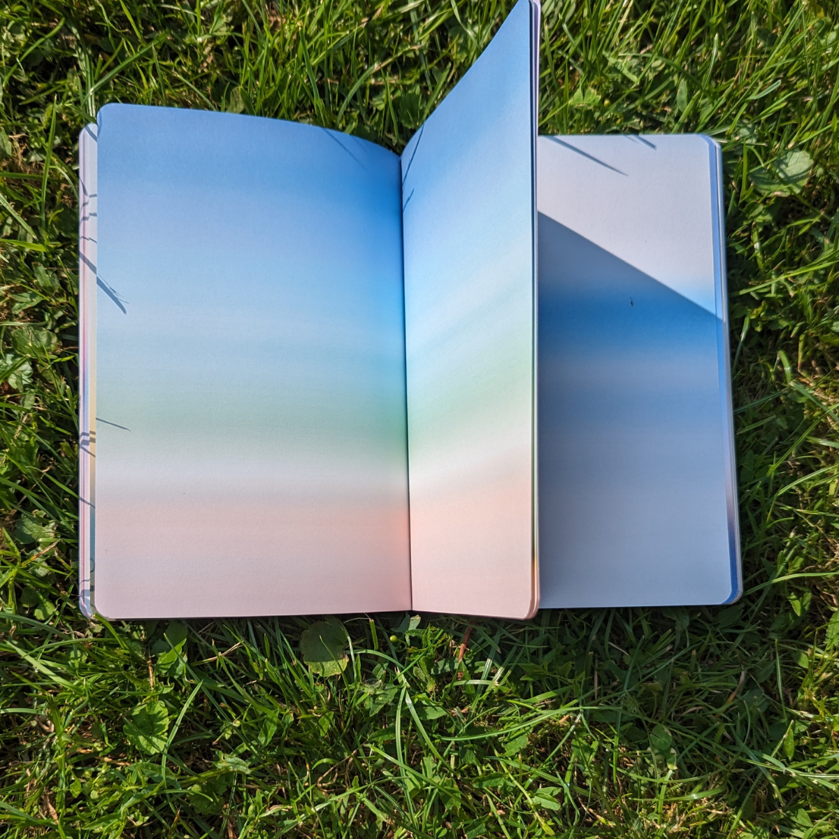 Les pages blanches d’un cahier, parfois intimidantes, ont été transformées en paysages colorés.