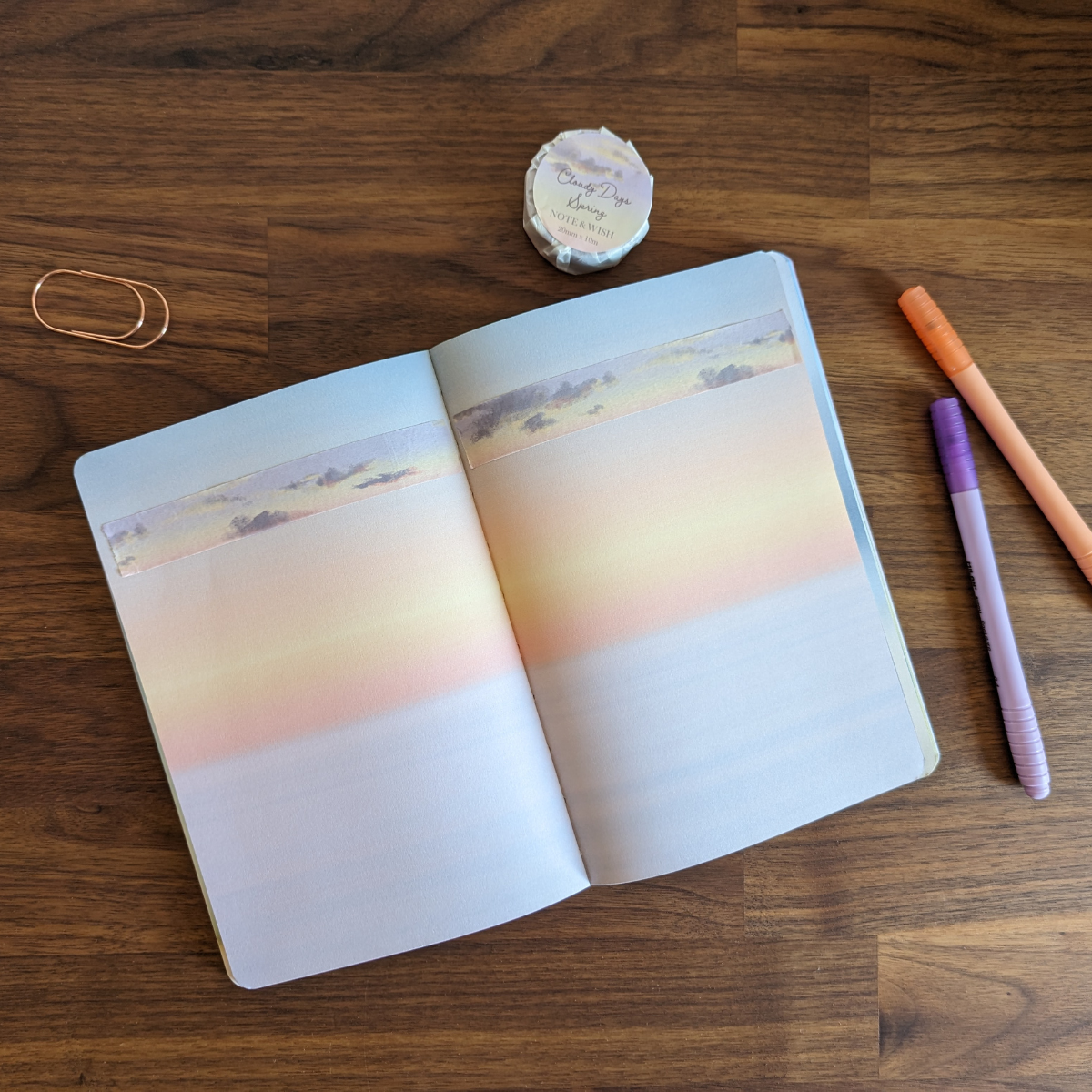 Les pages blanches d’un cahier, parfois intimidantes, ont été transformées en paysages colorés.