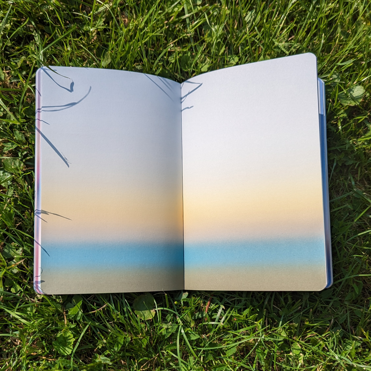 Les pages blanches d’un cahier, parfois intimidantes, ont été transformées en paysages colorés.