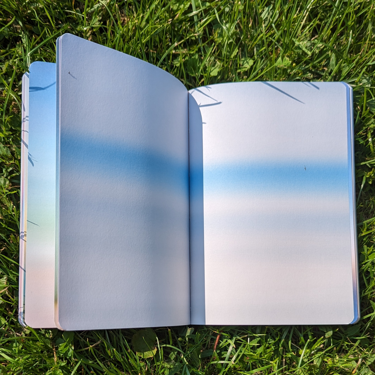 Les pages blanches d’un cahier, parfois intimidantes, ont été transformées en paysages colorés.
