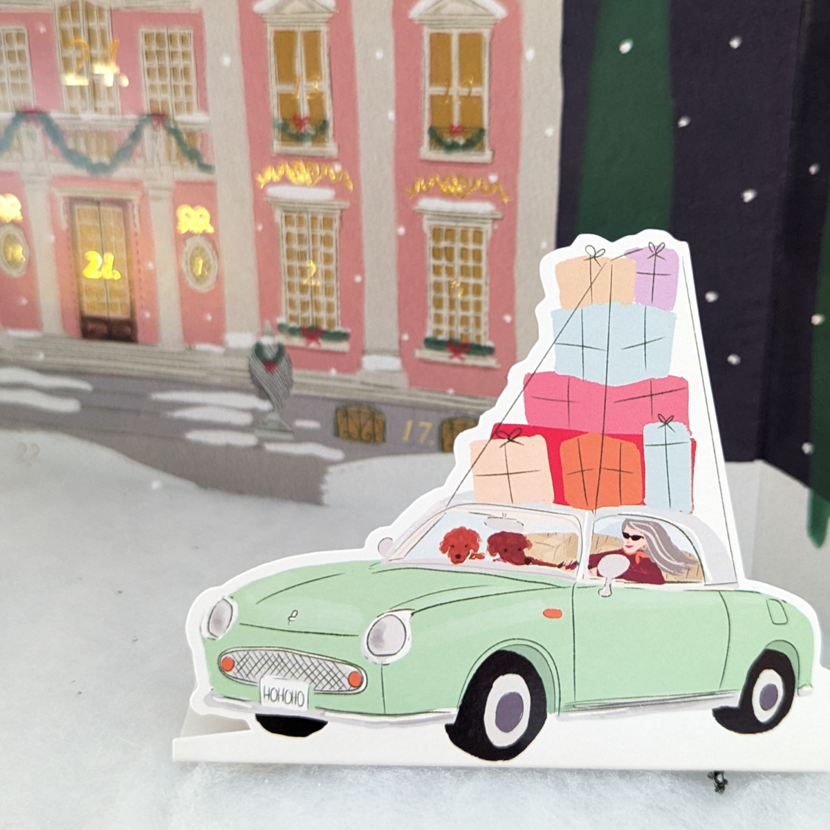 Calendrier de l'Avent Manoir, une voiture chargée de cadeaux est garée devant le manoir.