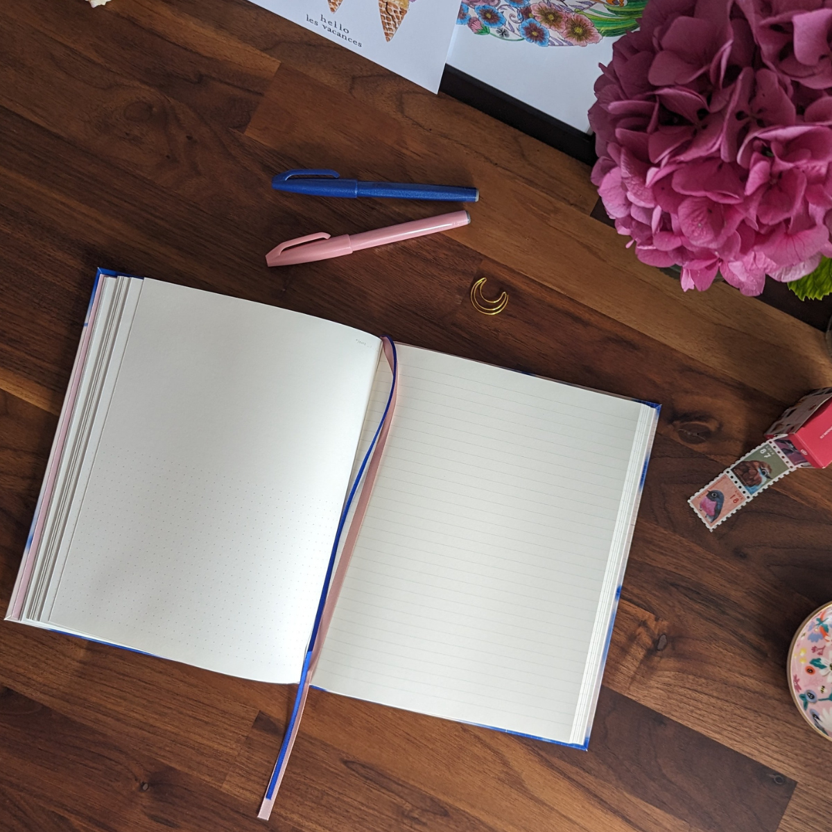 Ce magnifique carnet est orné d'une aquarelle délicate représentant un cerisier japonais en fleurs. Les détails argentés ajoutent une touche d'élégance au devant du cahier, tandis que les signets rose et bleu enlacent subtilement l'ensemble.