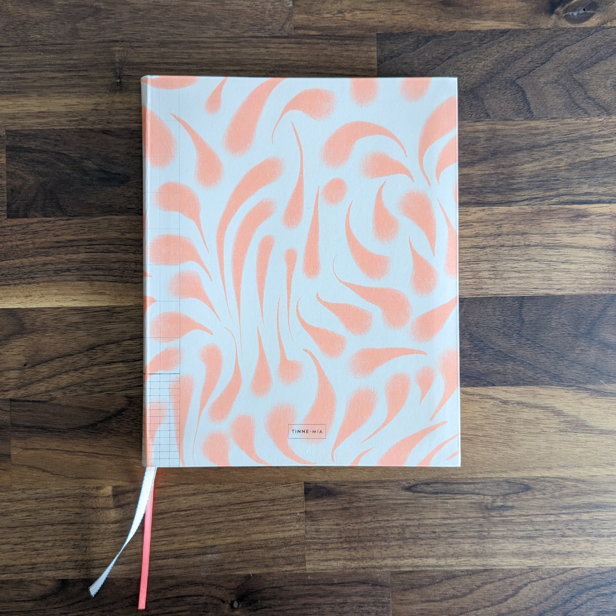 Ce cahier élégant est orné d'un design évoquant les mouvements fluides des vagues. Les détails argentés ajoutent une touche de sophistication à la couverture, tandis que les rubans rehaussent le charme subtil du cahier.