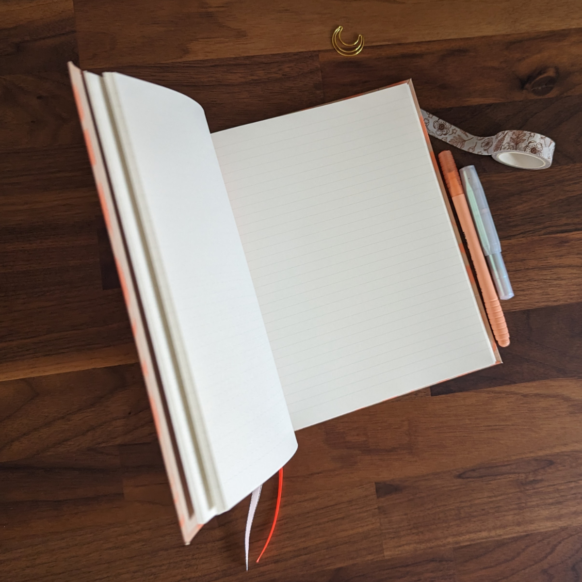 Amoureux des lignes, des pointillés et des pages blanches ce cahier est fait pour vous ! Les pages de droite sont lignées pour l'écriture, tandis que celles de gauche sont divisées en deux, offrant une partie vierge et une partie pointillée.