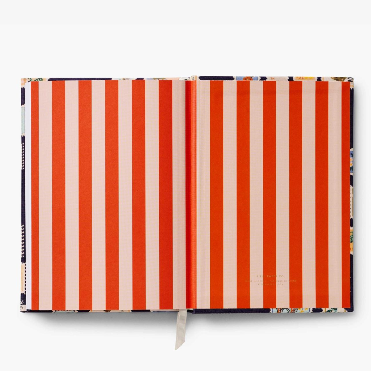 Ce carnet est une invitation à explorer le monde, à imaginer des voyages extraordinaires… Vous pouvez l'utiliser pour prendre des notes, écrire des poèmes, esquisser des croquis ou même y coller des souvenirs de voyage.