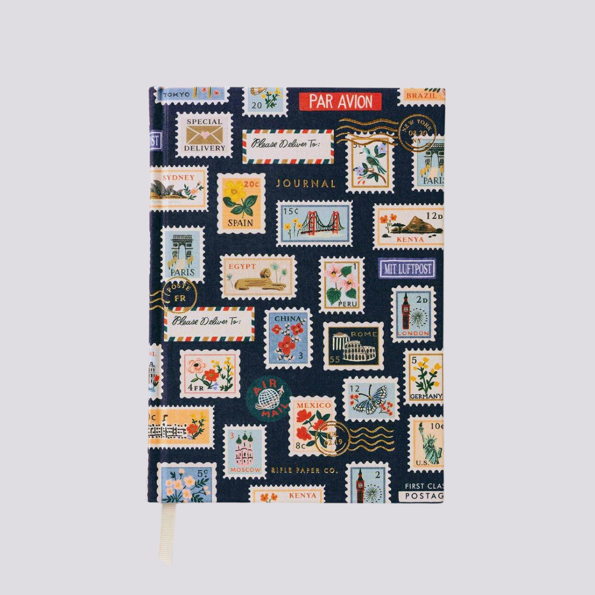 Carnet Rifle Paper Co avec des timbres de plusieurs pays sur la couverture.