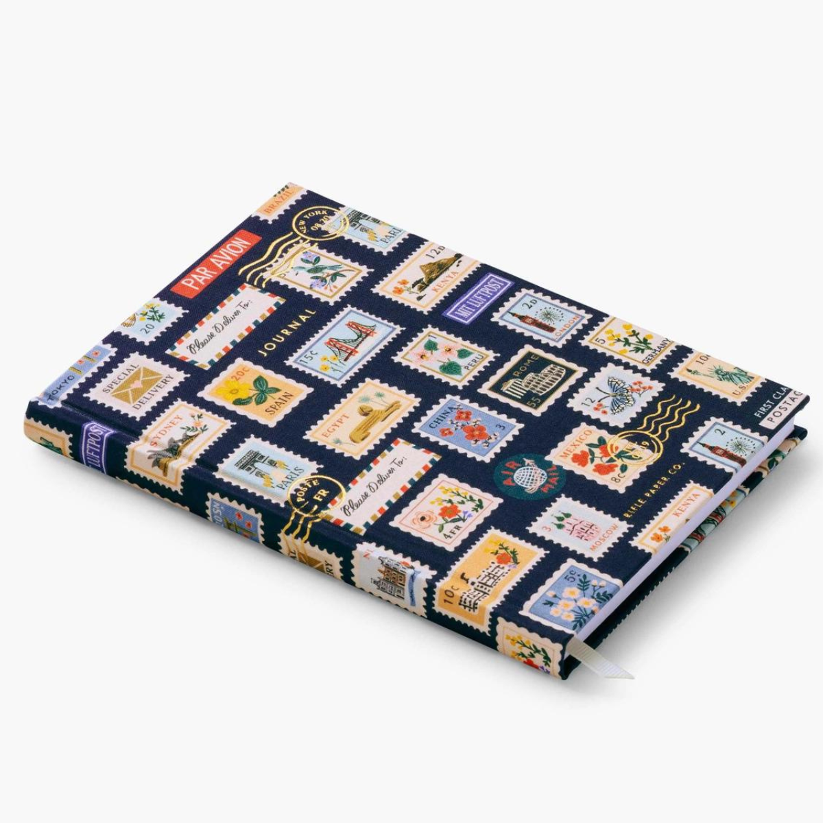 Carnet Rifle Paper Co avec des timbres de plusieurs pays sur la couverture.