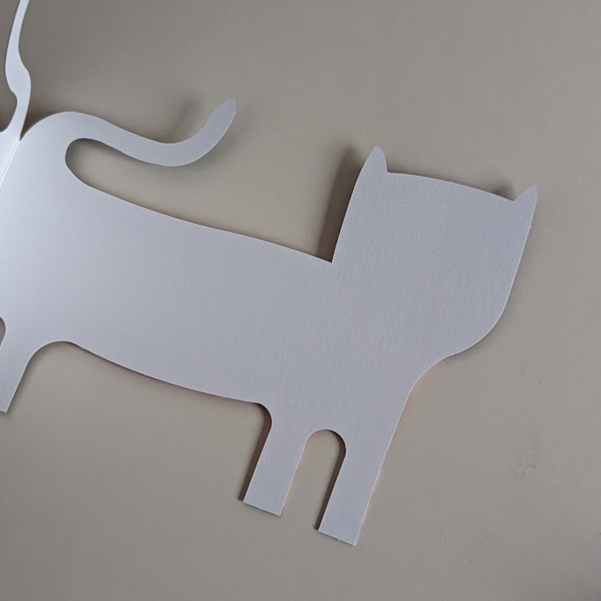 Carte en forme de chat. Il porte un pull de Noël. La carte s'ouvre et vous pouvez écrire votre message à l’intérieur.