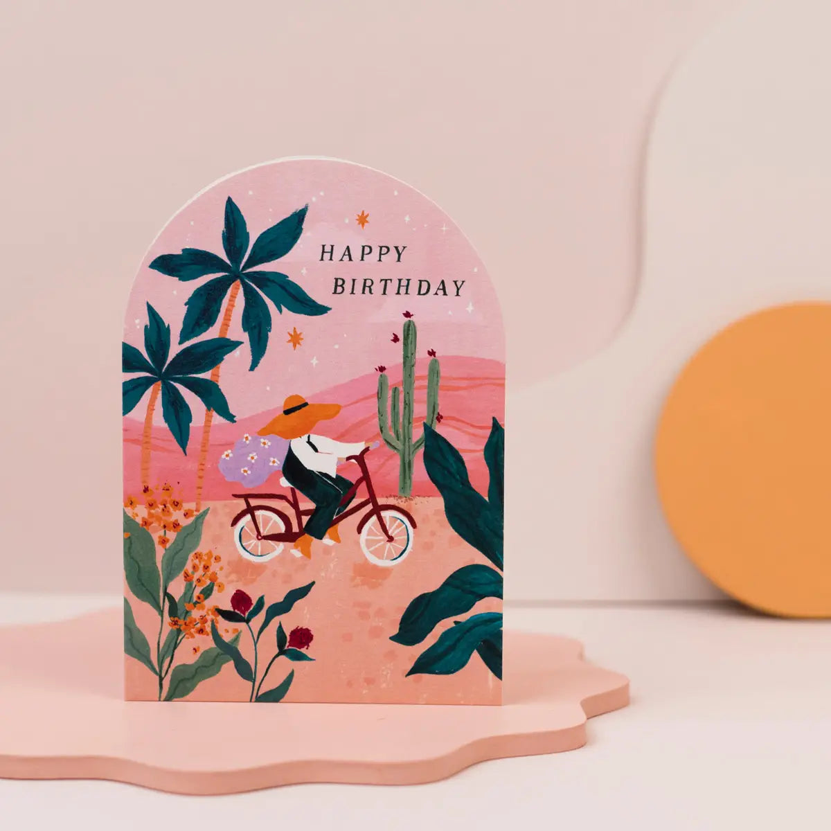 Inspirée des magnifiques couchers de soleil dans le désert, la carte arbore une palette de couleurs chaleureuses et riches aux nuances de pourpre, d'orange et de rose.
