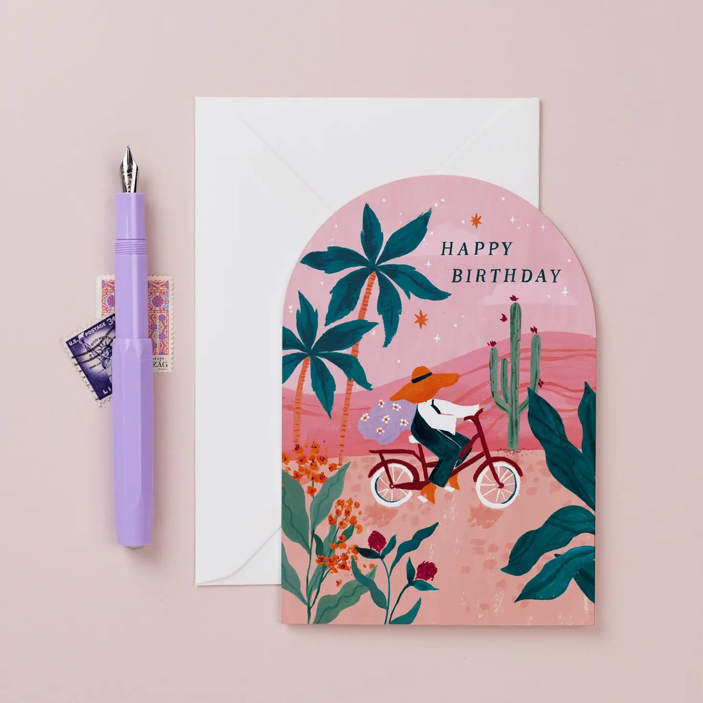 Carte d'anniversaire découpée en forme d'arche, ornée d'une femme chevauchant son vélo nous transmet un sentiment de liberté et d'épanouissement. Elle est le symbole de la femme moderne, confiante et aventureuse.
