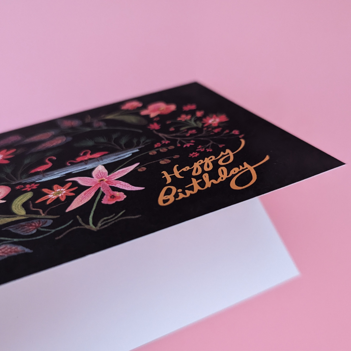 Le pistil de certaines fleurs a été marqué à l'or chaud tout comme l'inscription « Happy birthday » inscrite en bas à droite. À l'intérieur de la carte vous pouvez écrire votre message.