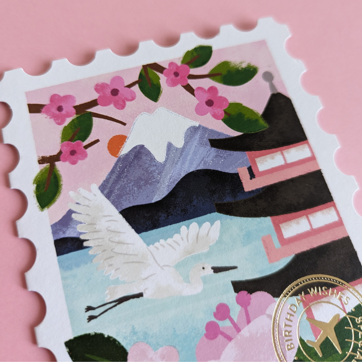 Ces cartes peuvent également être collectionnées comme de petits trésors, en souvenir des voyages passés ou à venir.