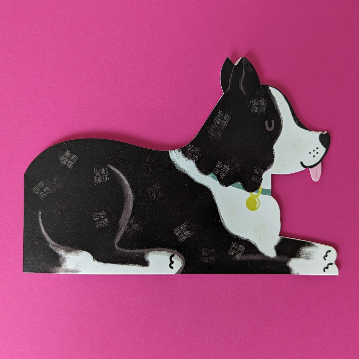 N'est-il pas adorable ? Ce petit bout de langue qui dépasse vous aidera à coller l'enveloppe et couvrira de léchouilles votre destinataire. Un petit compagnon dont on ne se laisse pas.