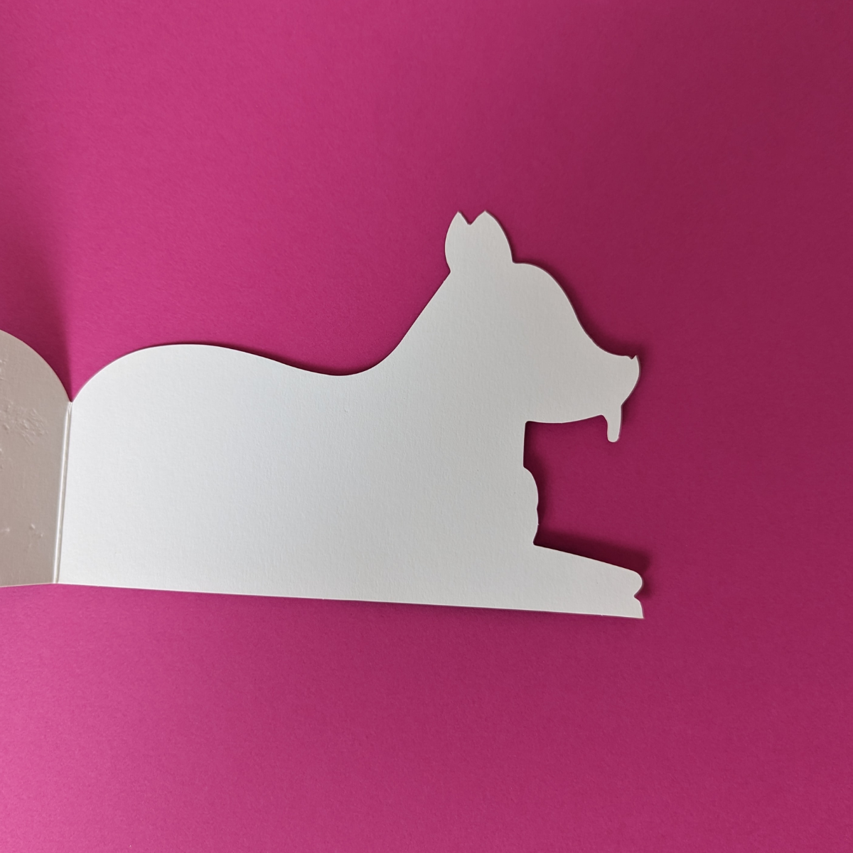 Carte de voeux découpée en forme de chien couché. À l'intérieur vous pouvez écrire votre message. Cette carte adorable apportera beaucoup de joie à votre destinataire.