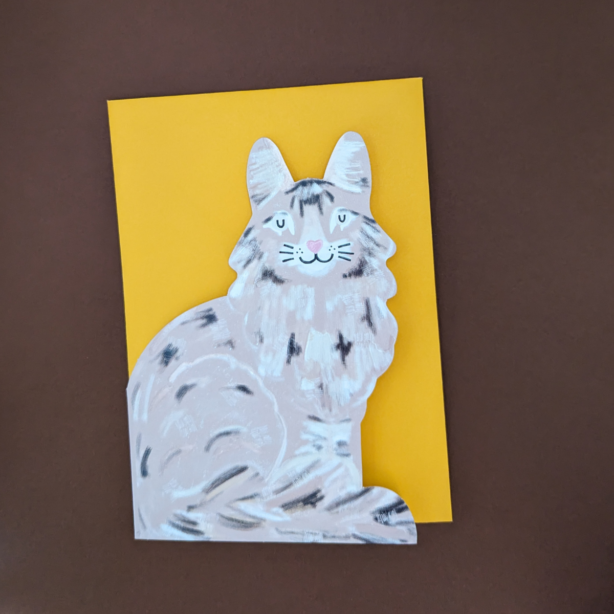 Le vernis , le gaufrage et la découpe mettent en valeur les traits adorables de ce petit chat. Il apportera beaucoup de joie à votre destinataire.