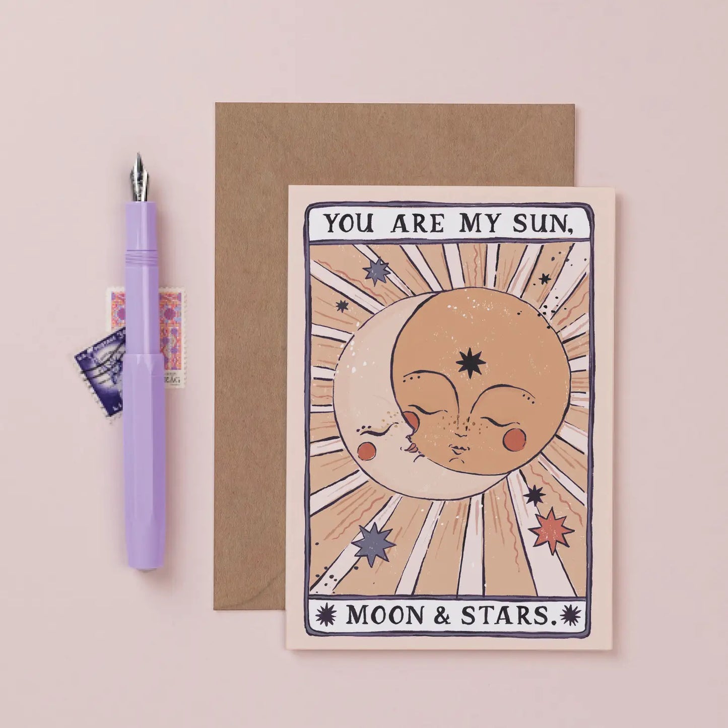 Carte d'amour inspirée du tarot avec illustration peinte à la main avec l'inscription « You are my sun, moon & stars ».primer l'immensité de votre amour.