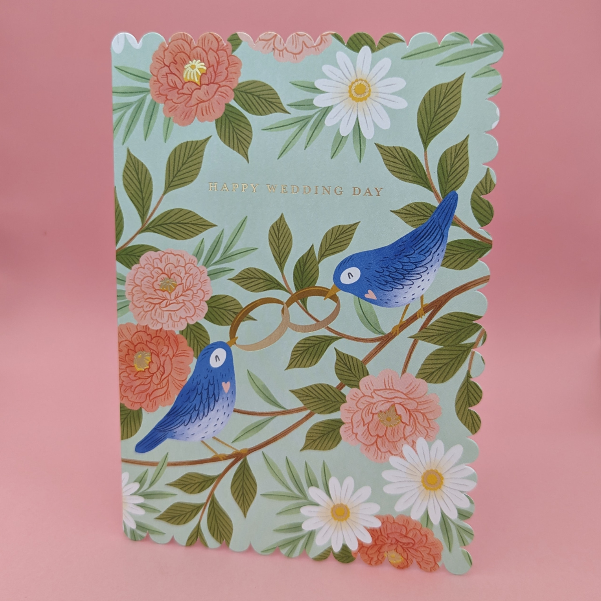 Une illustration poétique de deux oiseaux bleus perchés sur une branche qui s'échangent avec leurs becs des alliances en or, symbole du lien sacré du mariage.