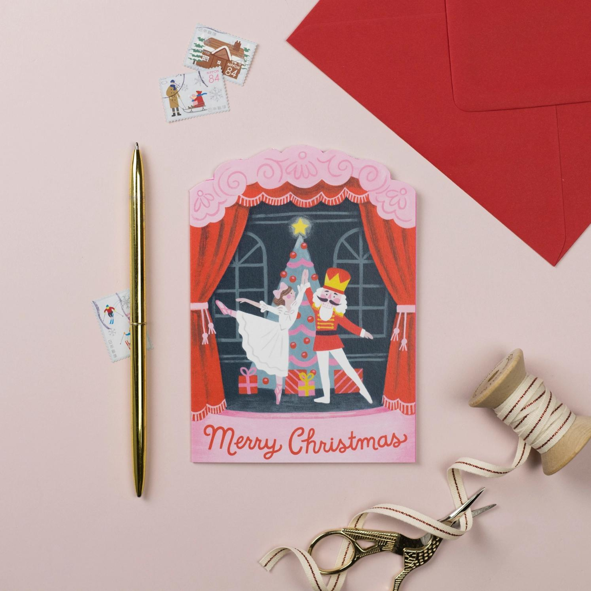 Carte de Noël de Ricicle Cards représentant le ballet de casse noisette. Sur le devant de la carte on peut lire " Merry Christmas ". Livrée avec une enveloppe rouge.
