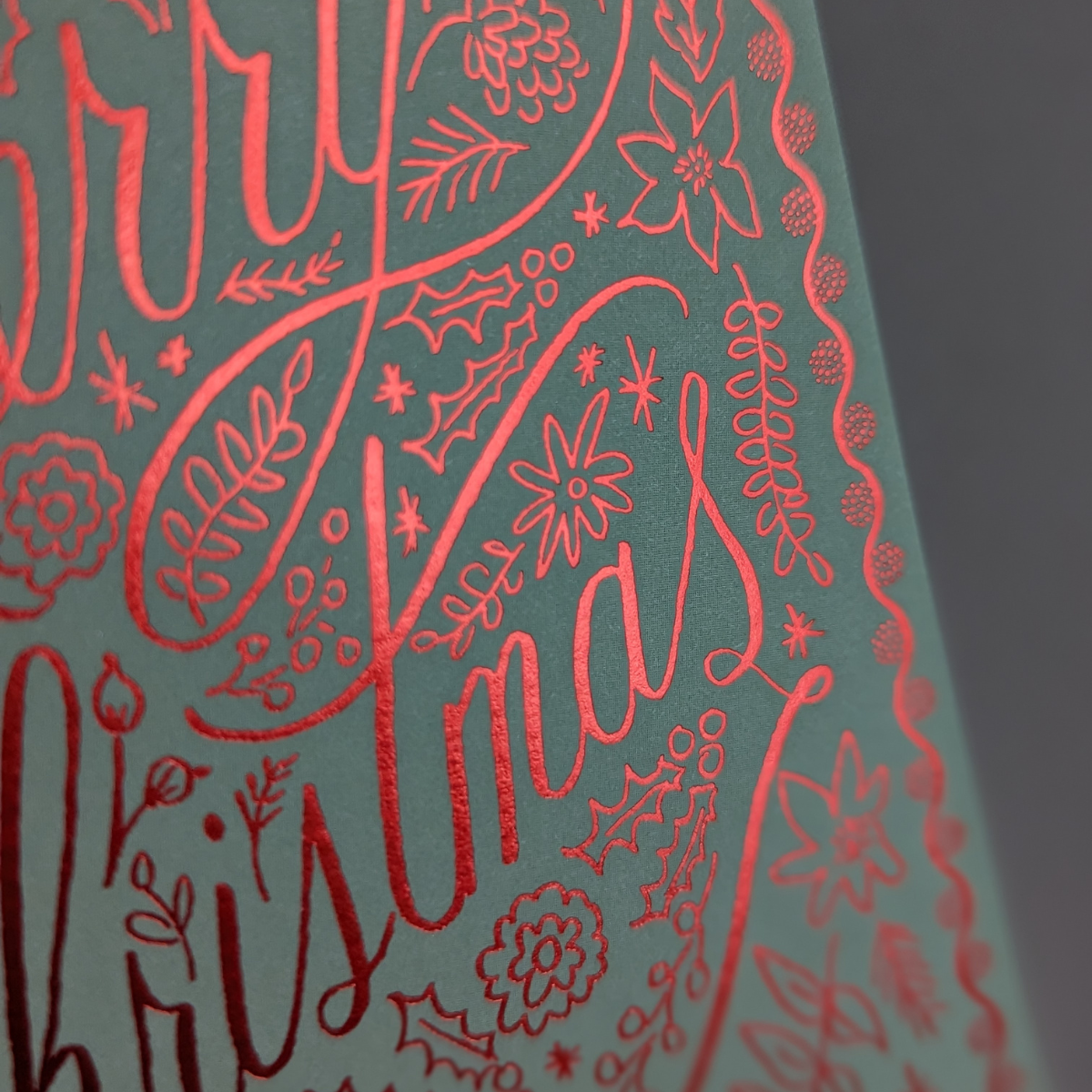 Cette carte incarne l'esprit de Noël dans toute sa simplicité et sa beauté. L'estampage en feuille rouge ajoute une touche d'éclat festif, rappelant les lumières scintillantes et la passion des fêtes.
