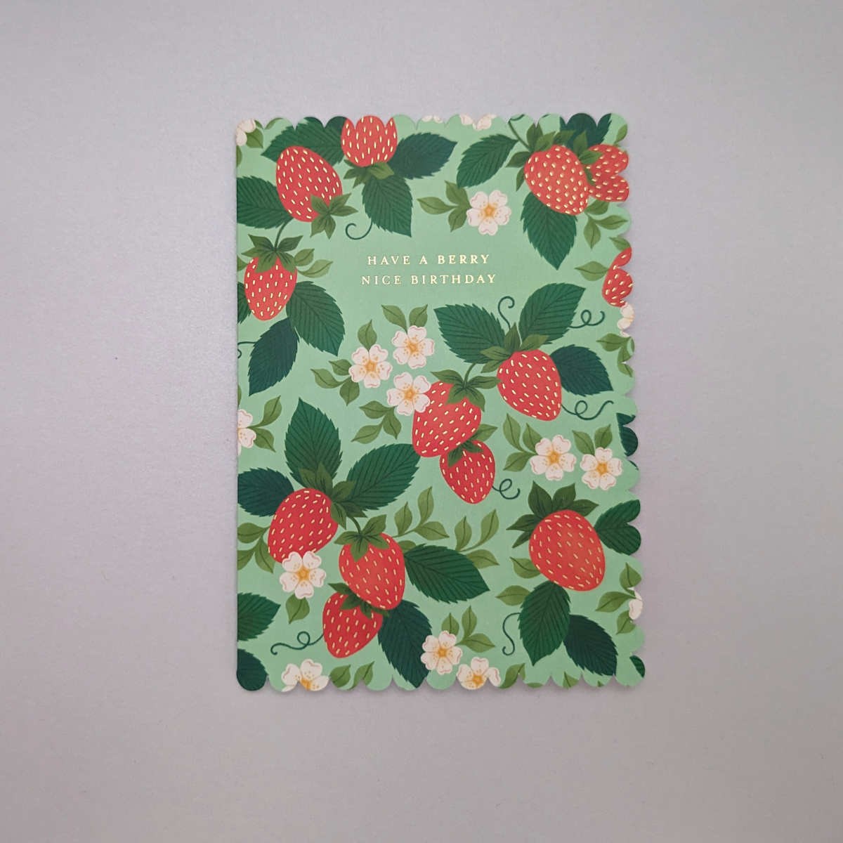 Cette carte d'anniversaire sucrée et fruitée comporte des illustrations de délicieuses fraises délicatement décorées avec une finition dorée ce qui donne une touche d'élégance et de brillant.